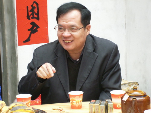 市科协主席黄东云讲话，鼓励贫困户尽快致富奔小康